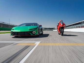 Lamborghini Temerario e Ducati Panigale V4 una drag race sullasfalto di Imola