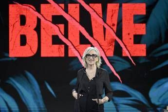 Lunetta Savino a Belve Brignano Il peggior baciatore sul set Lunetta Savino a Belve Brignano Il peggior baciatore sul set