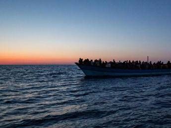 Migranti naufragio a Lampedusa almeno 20 morti decine di dispersi Migranti naufragio a Lampedusa almeno 20 morti decine di dispersi