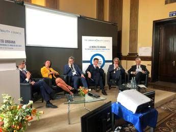 Mobilita indagine oltre unora al giorno per il tragitto casa lavoro