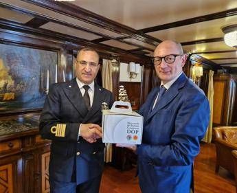 Mozzarella dop lomaggio del Consorzio di tutela alla nave Amerigo Vespucci