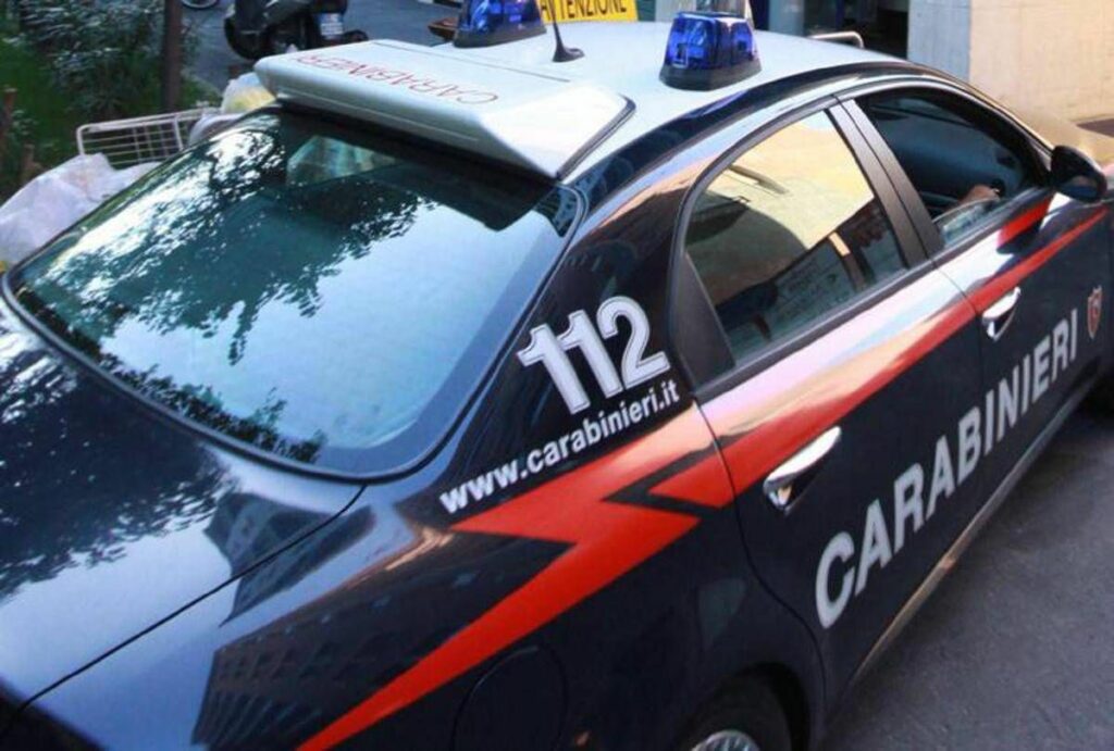 Napoli esplosione in centro donna estratta viva dalle macerie Napoli esplosione in centro donna estratta viva dalle macerie