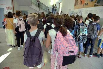 No a standard imposti dai social ai ragazzi medici estetici nelle scuole