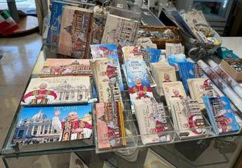 Papa Leone XIV in via della Conciliazione spuntano i primi souvenir