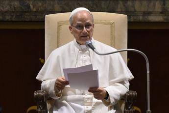 Papa ai diplomatici Basta armi. Dignita per i migranti. Famiglia e unione di uomo e donna