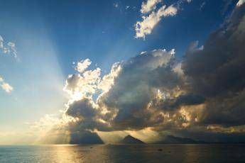Primo maggio estivo ma il caldo dura poco da domenica arrivano i nubifragi Primo maggio estivo ma il caldo dura poco da domenica arrivano i nubifragi