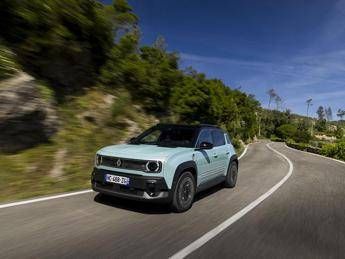 Renault 4 E Tech Electric licona rinasce in versione 100 elettrica Renault 4 E Tech Electric licona rinasce in versione 100 elettrica