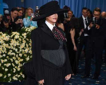 Rihanna incinta lannuncio con pancione al Met Gala Rihanna incinta lannuncio con pancione al Met Gala