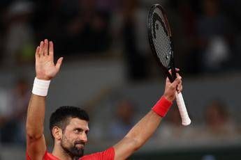 Roland Garros Djokovic supera Misolic e va agli ottavi