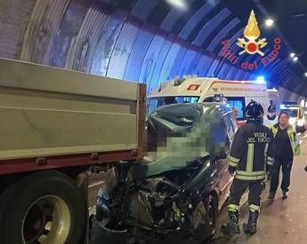 Scontro tra camion e auto sulla statale Dei Due Mari due morti nel Catanzarese Scontro tra camion e auto sulla statale Dei Due Mari due morti nel Catanzarese