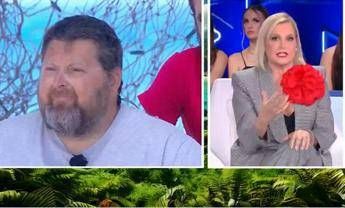 Simona Ventura contro Mario Adinolfi allIsola dei Famosi Io madre adottiva la mia e una famiglia vera