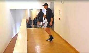 Sinner la pioggia ritarda il match con Cerundolo. E lui gioca a bocce Video