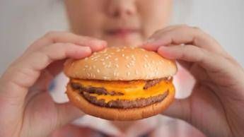 Stretta sui cibi ultraprocessati verso documento per raccomandazioni e regole