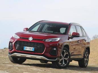 Suzuki Across Plug in 2025 librida che si rivolge alle aziende e liberi professionisti