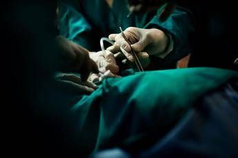Trapianto eccezionale a Palermo 77enne dona il rene alla figlia