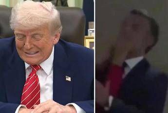 Trump e il consiglio a Macron dopo la manata di Brigitte Chiudi la porta. Video Trump e il consiglio a Macron dopo la manata di Brigitte Chiudi la porta. Video