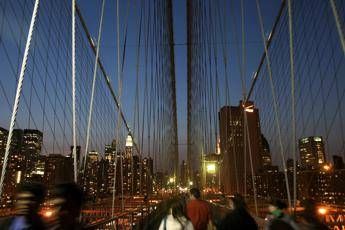 Usa nave scuola messicana contro ponte di Brooklyn 2 morti e 19 feriti