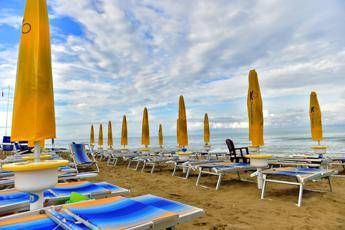Alba Adriatica auto piomba in spiaggia e ferisce bagnanti Alba Adriatica auto piomba in spiaggia e ferisce bagnanti