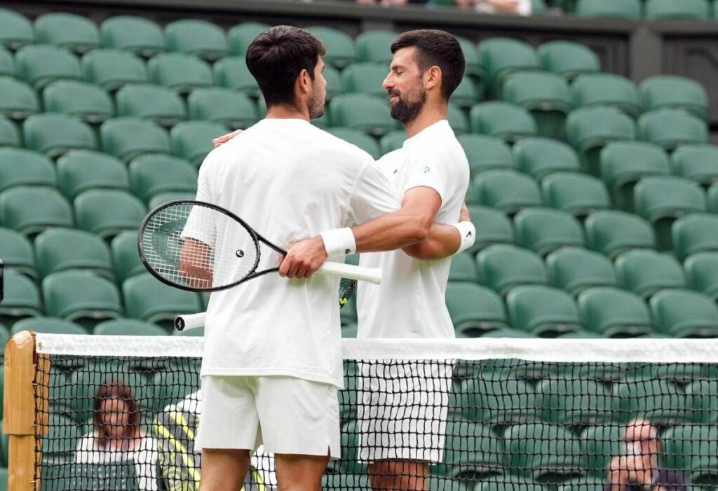 Alcaraz passante da sogno con Djokovic a Wimbledon. Poi lo sfotte Video Alcaraz passante da sogno con Djokovic a Wimbledon. Poi lo sfotte Video