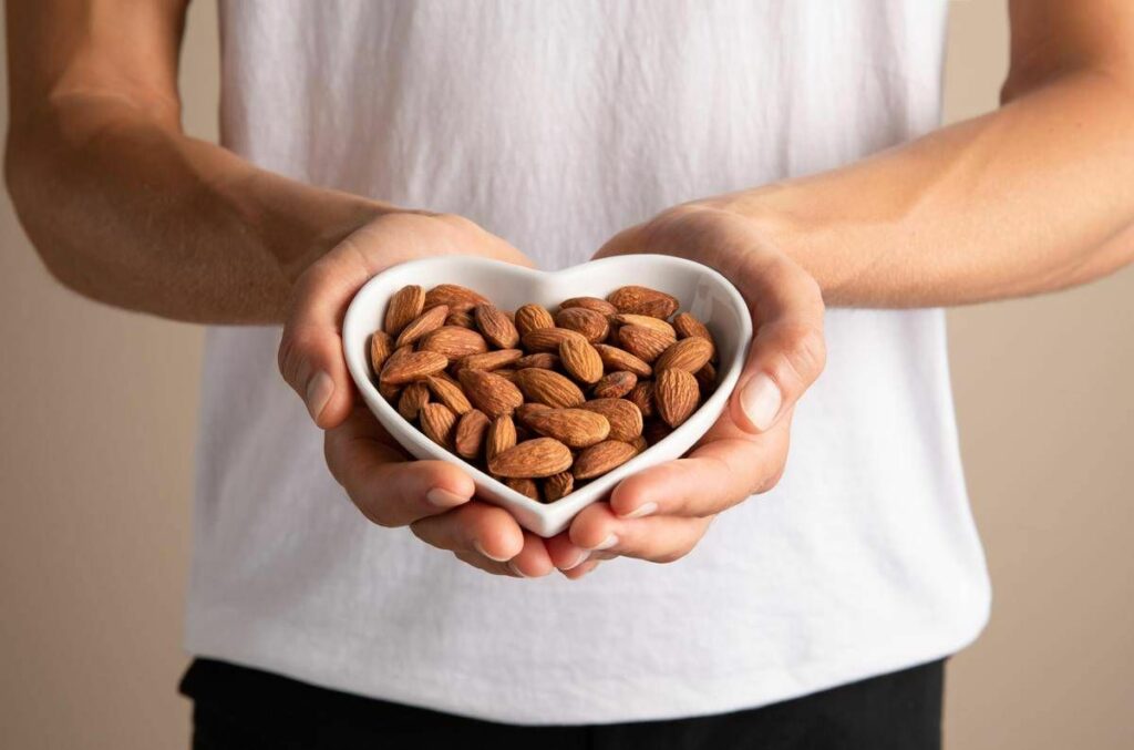Alimentazione esperto Mandorle e frutta a guscio migliorano salute cardiometabolica