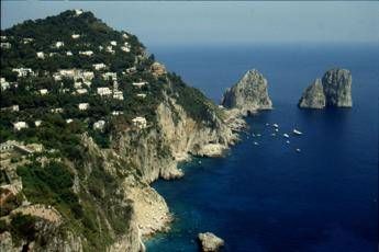 Capri vietato disturbare i turisti lordinanza del sindaco