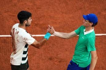 Cinque ore senza pause Bertolucci elogia Sinner e Alcaraz. E attacca Djokovic