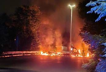 Commando assalta centro logistico a Lacchiarella camion in fiamme e chiodi sulle strade Commando assalta centro logistico a Lacchiarella camion in fiamme e chiodi sulle strade