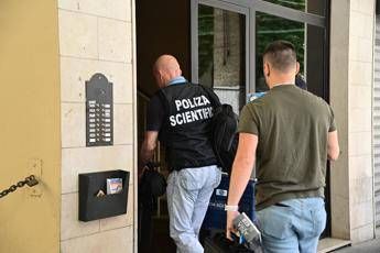 Coppia uccisa in casa a Bologna coinquilino ripreso prima della fuga il punto degli investigatori