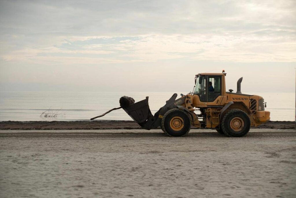 Donna travolta da ruspa in spiaggia a Cervia arrestato linvestitore