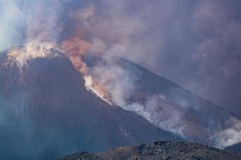 Eruzione Etna e turisti in fuga e polemica dopo i video Perche erano in quota Eruzione Etna e turisti in fuga e polemica dopo i video Perche erano in quota