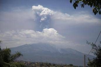 Etna in eruzione crolla parte del cratere Sud Est Video