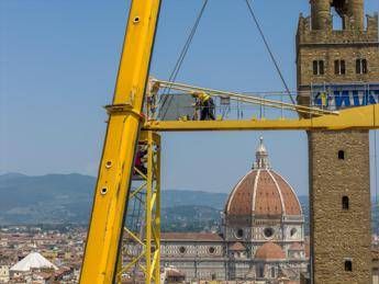 Firenze saluta la maxi gru degli Uffizi Firenze saluta la maxi gru degli Uffizi