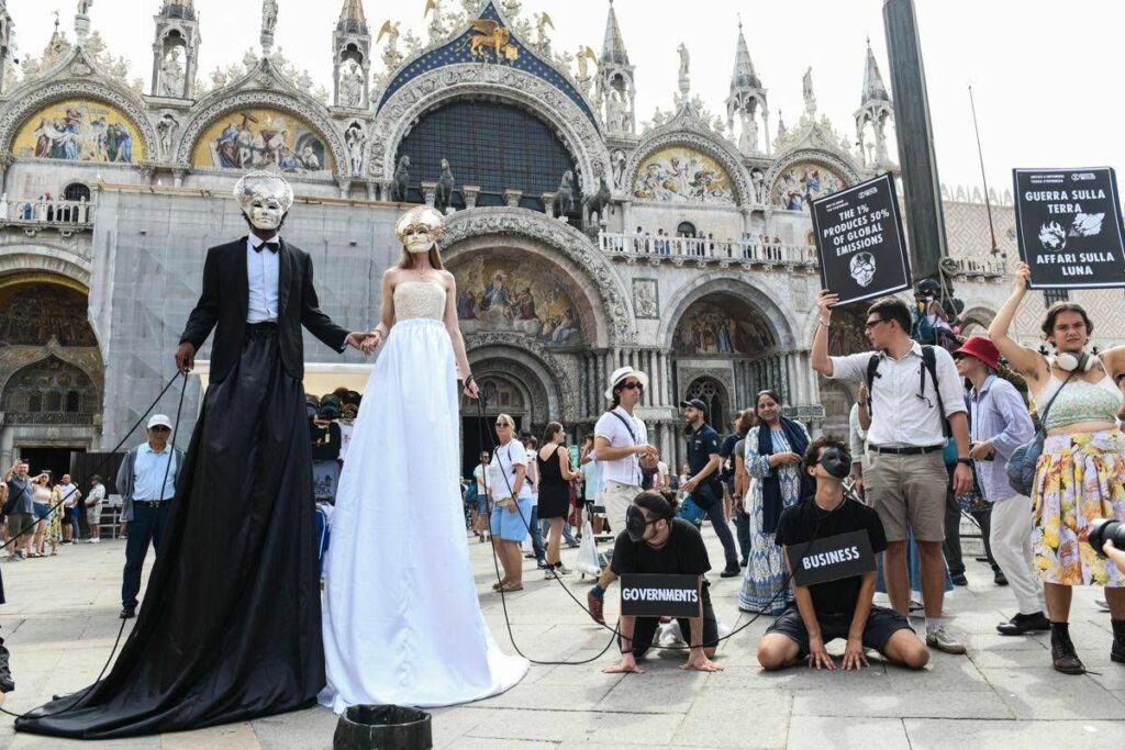 Flash mob di protesta e ultimi arrivi vip a Venezia e ora della prima festa nuziale di Bezos e Sanchez