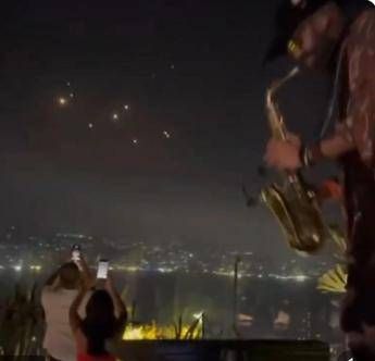 Guerra Israele Iran missili nel cielo e musica alla festa il video virale