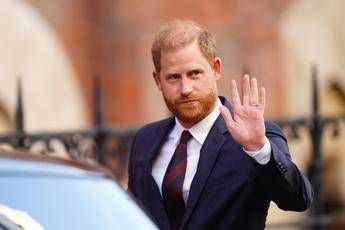 Il principe Harry e le voci sul cognome vuole cambiarlo con quello di Diana Il principe Harry e le voci sul cognome vuole cambiarlo con quello di Diana
