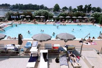 Infezioni in piscina medici anti bufale I rischi sono tanti il cloro non uccide tutti i germi