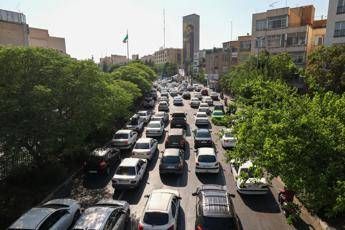 Iran fuga da Teheran Strade intasate e file per la benzina