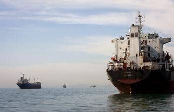 Iran minaccia chiusura stretto di Hormuz a rischio il 25 del petrolio mondiale