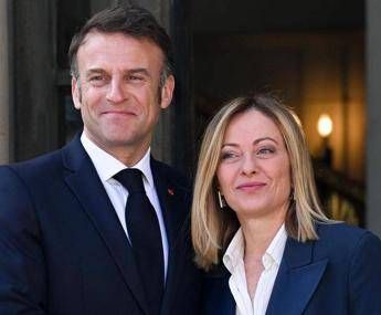 Italia Francia Macron a Palazzo Chigi per bilaterale con Meloni sorrisi e strette di mano