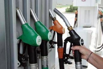LItalia e la guerra in Medio Oriente aumentano i prezzi della benzina