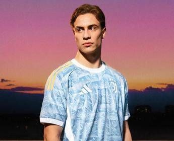 La Juventus presenta la seconda maglia ma ai tifosi non piace