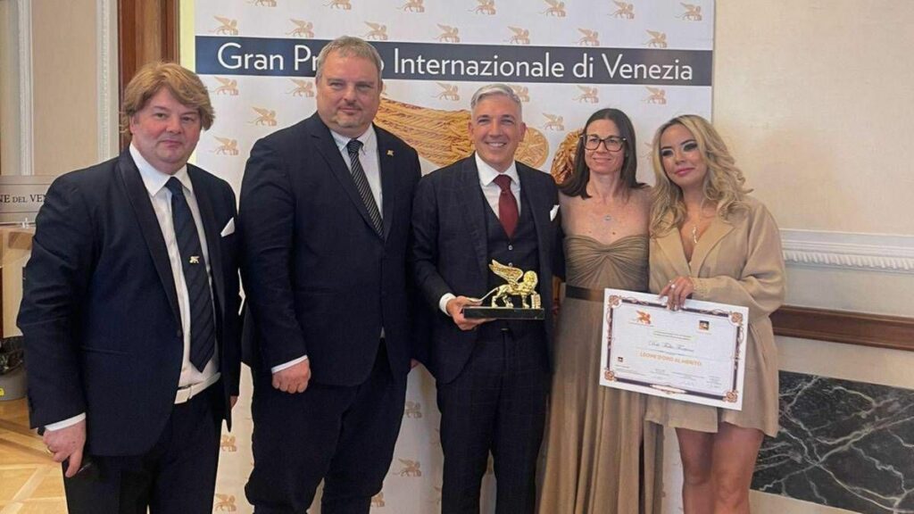 Leone dOro al Merito al papa del Taopatch ha aiutato Djokovic Iron Man e le ginnaste italiane