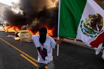Los Angeles scontri fra polizia e manifestanti strade bloccate e auto incendiate Los Angeles scontri fra polizia e manifestanti strade bloccate e auto incendiate