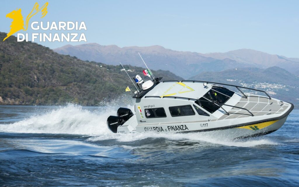 Manerba del Garda Guardia di Finanza soccorre barca incagliata con 5 persone a bordo