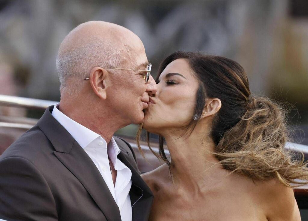 Nozze Bezos sei una meraviglia il sussurro di Jeff alla moglie in abito da sposa