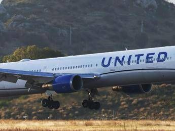 Parabrezza Boeing in frantumi atterraggio demergenza e pilota ferito Parabrezza Boeing in frantumi, atterraggio d’emergenza e pilota ferito