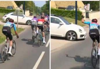 Paura al Giro del Delfinato auto rischia di investire i ciclisti Video Paura al Giro del Delfinato auto rischia di investire i ciclisti Video