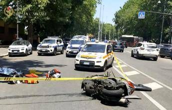 Roma minivan contro scooter sul lungotevere morta una ragazza di 22 anni