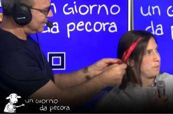 Schlein si tinge ciocca rossa per scommessa Un po alla Mirko dei Bee Hive