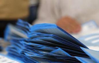 Sondaggio elezioni centrodestra e centrosinistra quasi pari Sondaggio elezioni centrodestra e centrosinistra quasi pari